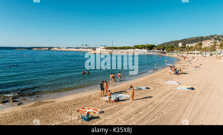 La plage animée de Juan les Pins, Côte d'Azur, France Banque D'Images