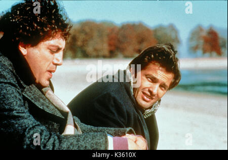 AVANT LA NUIT TOMBE JAVIER BARDEM ET OLIVIER MARTINEZ SORTIE DU FILM PAR GRANDVIEW PHOTOS AVANT LA NUIT TOMBE JAVIER BARDEM, OLIVIER MARTINEZ date : 2000 Banque D'Images