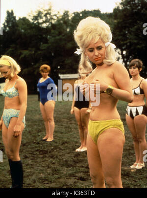 CARRY ON CAMPING BARBARA WINDSOR SOUTIEN-GORGE MANQUANT CARRY ON CAMPING BARBARA WINDSOR date : 1969 Banque D'Images