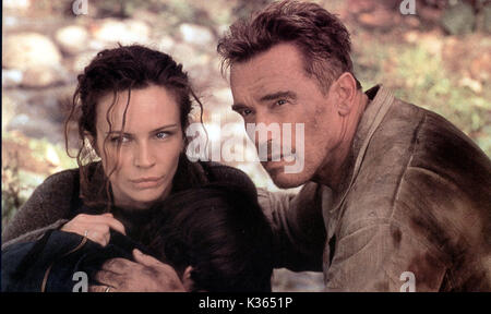 Dommages collatéraux Francesca Neri, Arnold Schwarzenegger Date : 2002 Banque D'Images