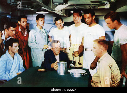 THE Caine Mutiny Humphrey Bogart , FRED MacMURRAY (derrière à droite), VAN JOHNSON (ASSIS AVEC BOL EN FACE DE LUI) Un Colombie-britannique PHOTO Date : 1954 Banque D'Images