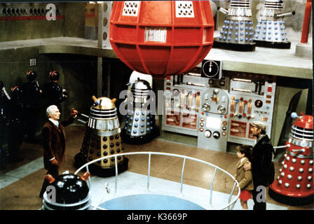 INVASION EARTH A.D. 2150 DALEKS Peter Cushing, ROBERTA TOVEY ET ANDREW KEIR Date : 1966 Banque D'Images