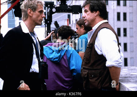 DIE Hard With A Vengeance Jeremy Irons, le réalisateur John McTIERNAN Date : 1995 Banque D'Images