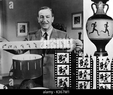 WALT DISNEY [1901 -1966] animateur, réalisateur, producteur, Le Studio Exécutif est titulaire d'une bande d'un zootrope. Encart : les trames de premier dessin animé de Mickey Mouse, 'Steamboat Willie' WALT DISNEY Banque D'Images
