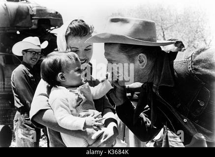 KIRK DOUGLAS AVEC SON ÉPOUSE ANNE BUYDENS ET SON FILS ERIC OU PETER pendant le tournage de 'LONELY SONT LES Braves" en 1961 Banque D'Images