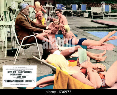 ENTERTAINING MR SLOANE HARRY ANDREWS ET PETER McENERY UN FILM CANTERBURY Date : 1970 Banque D'Images