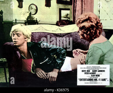 ENTERTAINING MR SLOANE BERYL REID ET PETER McENERY UN FILM CANTERBURY Date : 1970 Banque D'Images