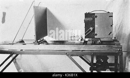 UNE INSTALLATION POUR FILMER DES FILMS FABRIQUÉS PAR LA MACHINE RINALDY CO USA 1920S MP/181BK UNE INSTALLATION POUR FILMER DES FILMS FABRIQUÉS PAR LA MACHINE RINALDY CO USA 1920S MP/181BK Banque D'Images