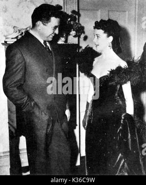 Le producteur David O SELZNICK AVEC L'actrice Vivien Leigh SUR L'ENSEMBLE D'Autant en emporte le vent Banque D'Images