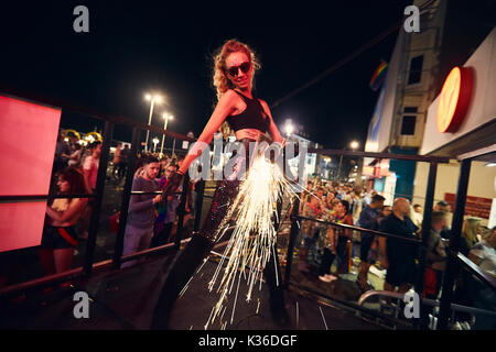 Brighton/ Royaume-Uni - 05 août 2017 : ouverture le week-end de la Gay pride de Brighton a tenu à St James Street. Une interprète féminine utilise une meuleuse d'angle sur scène Banque D'Images