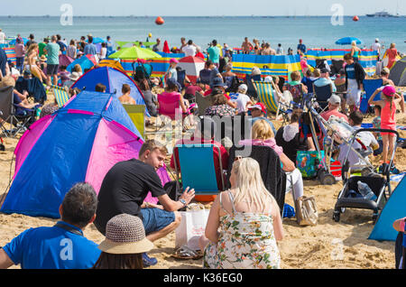 Bournemouth, Dorset, Royaume-Uni. 1er septembre 2017. Météo au Royaume-Uni : belle journée chaude et ensoleillée sur la plage de Bournemouth tandis que les visiteurs apprécient le bord de mer tout en attendant l'action pour la deuxième journée du festival aérien de Bournemouth sur la côte sud. Crédit : Carolyn Jenkins/Alay Live News Banque D'Images