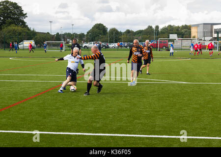 Heywood, Greater Manchester, UK. Du 1er septembre 2017. Aujourd'hui vu le lancement de la deuxième saison pour le Grand Manchester les plus de 60 ans la ligue de football de marche à Heywood Sports Village. David Mort, jouant pour Bolton Wanderers, montre un écart considérable contre son adversaire Dynamos Roach. Marcher le football est une des régions qui croît le plus de football organisé au Royaume-Uni, visant à accroître la santé et la forme physique par l'activité physique dans les plus de 50 ans, encouragé par les clubs de football, les professionnels de la santé et de la Football Association. Crédit : Joseph Clemson/Alamy Live News Banque D'Images