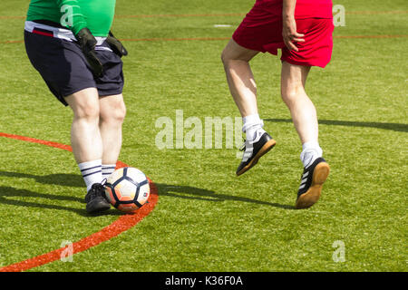 Heywood, Greater Manchester, UK. Du 1er septembre 2017. Aujourd'hui vu le lancement de la deuxième saison pour le Grand Manchester les plus de 60 ans la ligue de football de marche à Heywood Sports Village. Reliques de Bury en rouge battre Bolton Wanderers B 2-1 dans leur match d'ouverture. Marcher le football est une des régions qui croît le plus de football organisé au Royaume-Uni, visant à accroître la santé et la forme physique par l'activité physique dans les plus de 50 ans, encouragé par les clubs de football, les professionnels de la santé et de la Football Association. Crédit : Joseph Clemson/Alamy Live News Banque D'Images