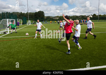 Heywood, Greater Manchester, UK. Du 1er septembre 2017. Aujourd'hui vu le lancement de la deuxième saison pour le Grand Manchester les plus de 60 ans la ligue de football de marche à Heywood Sports Village. Reliques de Bury en rouge battre Bolton Wanderers B 2-1 dans leur match d'ouverture. Marcher le football est une des régions qui croît le plus de football organisé au Royaume-Uni, visant à accroître la santé et la forme physique par l'activité physique dans les plus de 50 ans, encouragé par les clubs de football, les professionnels de la santé et de la Football Association. Crédit : Joseph Clemson/Alamy Live News Banque D'Images