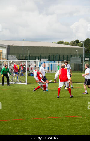 Heywood, Greater Manchester, UK. Du 1er septembre 2017. Aujourd'hui vu le lancement de la deuxième saison pour le Grand Manchester les plus de 60 ans la ligue de football de marche à Heywood Sports Center. Bolton Wanderers a, en blanc, de défendre une attaque de Fleetwood Town Flyers tout en jouant un match nul. Marcher le football est une des régions qui croît le plus de football organisé au Royaume-Uni, visant à accroître la santé et la forme physique par l'activité physique dans les plus de 50 ans, encouragé par les clubs de football, les professionnels de la santé et de la Football Association. Crédit : Joseph Clemson 1/Alamy Live News Banque D'Images