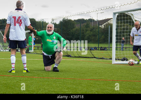 Heywood, Greater Manchester, UK. 1er septembre 2017. Aujourd'hui vu le lancement de la deuxième saison pour le Grand Manchester les plus de 60 ans la ligue de football de marche à Heywood Sports Center. Le gardien de Bolton Wanderers B reçoit un coup de main à ses pieds comme le défenseur des poissons quatrième but inscrit par Wakefield Wanderers sort de l'arrière du filet. Marcher le football est une des régions qui croît le plus de football organisé au Royaume-Uni, visant à accroître la santé et la forme physique par l'activité physique dans les plus de 50 ans, encouragé par des clubs de football, les professionnels de la santé et de l'Association. Banque D'Images