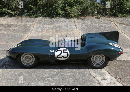 Cinq D-Jaguars Type visiter le circuit de Brooklands, Weybridge, Surrey, Angleterre, Royaume-Uni. 1er septembre 2017. Jaguar Type-D a gagné le Mans course d'endurance de 24 heures en 1955, 1956 et 1957. En 1957, D-types ont été placés 1-2-3-4-6, avec seulement un seul Ferrari en 5ème gâcher la parade. En photo, illustré sur les voyage, location de "25" (Jaguar XKSS713, 605 Œuvres, "long-nez") a été 6ème au Mans en 1956. Banque D'Images