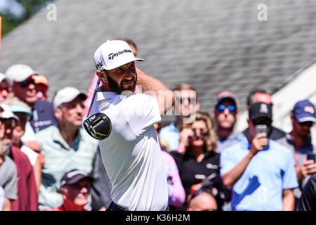 Norton, Massachusetts, du 1er septembre 2017. Dustin Johnson, de l'United States, joue son coup de feu de la sixième tee lors du premier tour des technologies Dell PGA Championship tenue à l'Tournament Players Club dans Norton au Massachusetts. Eric Canha/CSM/Alamy Live News Banque D'Images