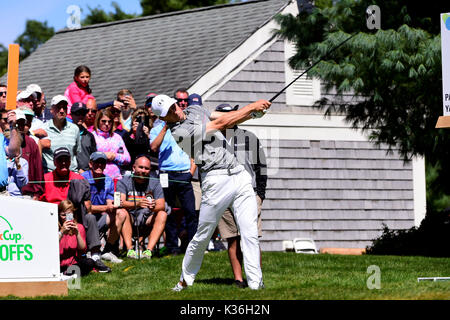 Norton, Massachusetts, du 1er septembre 2017. Jordan Spieth, de l'United States, joue son coup de feu de la sixième tee lors du premier tour des technologies Dell PGA Championship tenue à l'Tournament Players Club dans Norton au Massachusetts. Eric Canha/CSM/Alamy Live News Banque D'Images