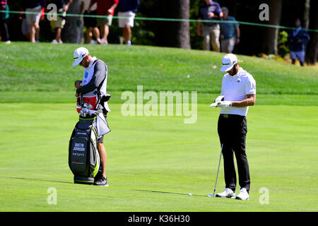 Norton, Massachusetts, du 1er septembre 2017. Dustin Johnson, des États-Unis, d'études son tir sur le septième trou lors du premier tour des technologies Dell PGA Championship tenue à l'Tournament Players Club dans Norton au Massachusetts. Eric Canha/CSM/Alamy Live News Banque D'Images