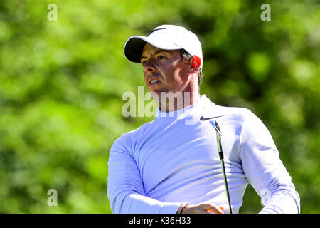 Norton, Massachusetts, du 1er septembre 2017. Rory McIlroy, de l'Irlande du Nord, joue son coup de feu de la huitième tee lors du premier tour des technologies Dell PGA Championship tenue à l'Tournament Players Club dans Norton au Massachusetts. Eric Canha/CSM/Alamy Live News Banque D'Images