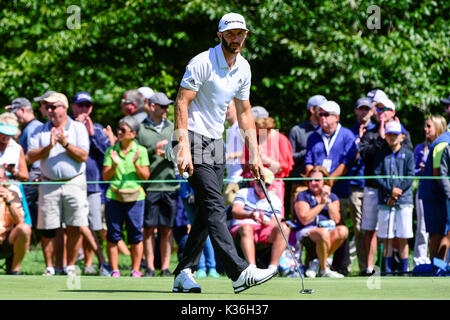 Norton, Massachusetts, du 1er septembre 2017. Dustin Johnson, de l'United States, récupère sa balle sur le septième livre vert lors du premier tour des technologies Dell PGA Championship tenue à l'Tournament Players Club dans Norton au Massachusetts. Eric Canha/CSM/Alamy Live News Banque D'Images