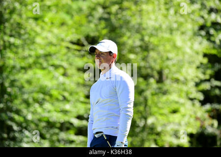 Norton, Massachusetts, du 1er septembre 2017. Rory McIlroy, de l'Irlande du Nord, réagit à son tir de l'huitième tee lors du premier tour des technologies Dell PGA Championship tenue à l'Tournament Players Club dans Norton au Massachusetts. Eric Canha/CSM/Alamy Live News Banque D'Images