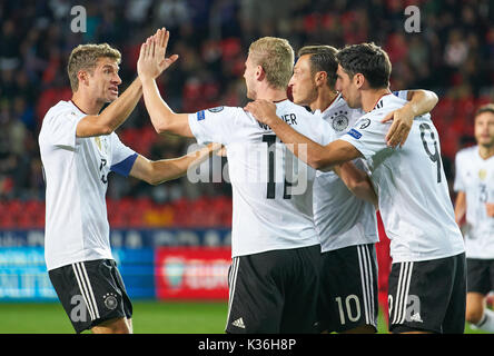 Prague, République tchèque. 06Th Sep 2017. FIFA World Cup 2018 Qualification, Prague, 01 septembre 2017 Timo WERNER, 11 buts pour DFB 0-1 célèbre son but avec Thomas Mueller, DFB 13 Lars Stindl, Mesut OEZIL 9 dfb DFB, FIFA World Cup 2018 10 Groupe de Qualification C, République tchèque - Allemagne 1-2 à Prague, République tchèque, 01 Septembre, 2017 Crédit : Peter Schatz/Alamy Live News Banque D'Images