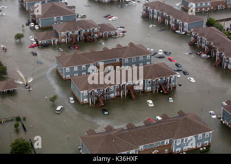 Beaumont, États-Unis. Août 30, 2017. Un complexe d'appartements entouré par les eaux de crue suite à l'ouragan Harvey le 30 août 2017 à Beaumont, Texas. Credit : Planetpix/Alamy Live News Banque D'Images