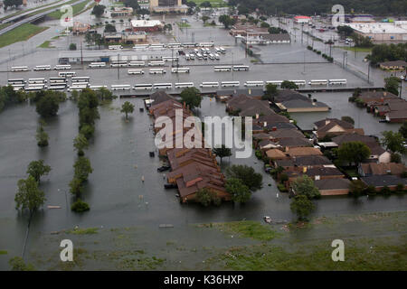 Beaumont, États-Unis. Août 30, 2017. Un ensemble immobilier entouré par les eaux de crue suite à l'ouragan Harvey le 30 août 2017 à Beaumont, Texas. Credit : Planetpix/Alamy Live News Banque D'Images