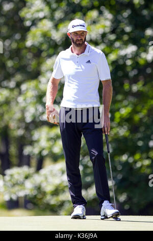 TPC Boston. Du 1er septembre 2017. MA, USA ; Dustin Johnson regarde sur lors du premier tour des technologies Dell Championship à PTC Boston. Anthony Nesmith/CSM/Alamy Live News Banque D'Images