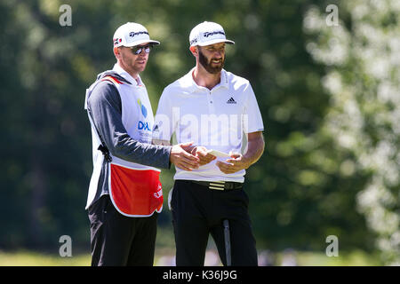 TPC Boston. Du 1er septembre 2017. MA, USA ; Dustin Johnson avec son caddie lors du premier tour des technologies Dell Championship à PTC Boston. Anthony Nesmith/CSM/Alamy Live News Banque D'Images