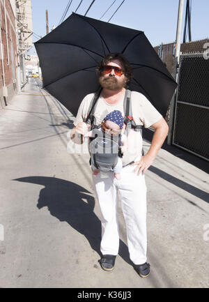 Hollywood, Californie, USA. Août 16, 2017. Un Zach Galifianakis imposteur prend un tour sur une allée d'Hollywood à Los Angeles. Crédit : David Bro/ZUMA/Alamy Fil Live News Banque D'Images