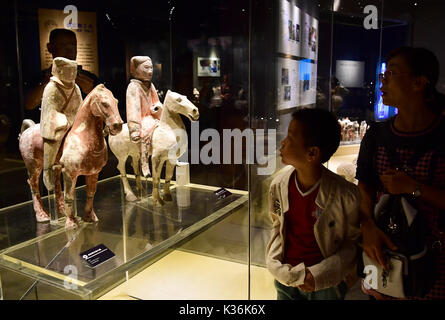 Xi'an, province du Shaanxi en Chine. Du 1er septembre 2017. Personnes visitent une exposition d'antiquités en céramique peint dans le mausolée de l'Empereur Qinshihuang Plan du Musée à Xi'an, capitale de la Province chinoise de Shaanxi nord-ouest, le 1 septembre, 2017. Shao Crédit : Rui/Xinhua/Alamy Live News Banque D'Images