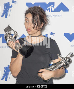 Inglewood, Californie, USA. Août 27, 2017. Les MTV Video Music Awards 2017 se félicite les lauréats et les présentateurs à la chambre photo que dimanche soir, l'événement a progressé. ---- Alessia Cara célèbre sa VMA MTV Award dans la photo. Crédit : David Bro/ZUMA/Alamy Fil Live News Banque D'Images