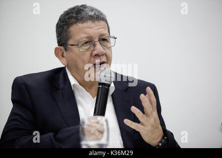 Bogota, Colombie. Du 1er septembre 2017. Jorge Torres, connu sous le nom de 'Pablo Catatumbo', l'adresse d'une conférence de presse à Bogota, capitale de la Colombie, le 1er septembre 2017. Les membres de la défunte Forces Armées Révolutionnaires de Colombie (FARC) groupe de guérilla officiellement entré dans le champ politique le vendredi par le dévoilement d'un parti politique - l'Alternative révolutionnaire Force commune qui préserve l'acronyme du mouvement des FARC. Il continuera à se battre pour la justice sociale, mais avec des bulletins de vote au lieu de balles. Credit : Jhon Paz/Xinhua/Alamy Live News Banque D'Images