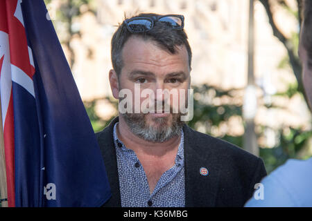 Sydney, Australie. 2 septembre 2017. Sur la photo : Nick Folkes, Président du Parti pour la liberté des médias pour parler de l'avant de la marche. Parti de la Liberté a organisé une marche à partir de Lachlan Macquarie statue, coin de Macquarie Street et Prince Albert Road, Sydney à la statue du capitaine Cook statue sur le côté sud de Hyde Park. Crédit : Richard Milnes/Alamy Live News Banque D'Images