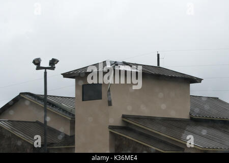 Houston, Texas, US. Août 30, 2017. HOUSTON, 30 août 2017 de dommages à un immeuble de bureaux sur Barker Cypress Road, cyprès, Texas, États-Unis, le 26 août 2008, 27 en 2017. Lorsque l'une des nombreuses tornades a touché le sol après l'ouragan de catégorie 4 Harvey a frappé vendredi soir dernier sur la côte du Texas. Il a ensuite rétrogradé à une tempête tropicale. La pluie torrentielle, 35 pouces en quelques jours a été de déverser dans la région ainsi qu'une plus grande de Houston, ce qui a entraîné des inondations massives et des dommages-intérêts. Crédit : Maria Lysaker/ZUMA/Alamy Fil Live News Banque D'Images