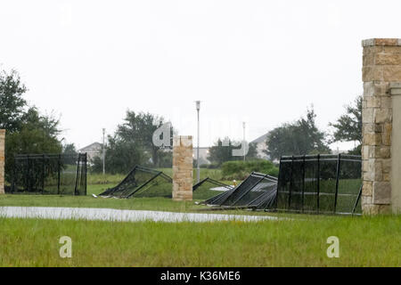 Houston, Texas, US. Août 30, 2017. HOUSTON, 30 août 2017 Dommage sur Barker Cypress Road, cyprès, Texas, États-Unis, le 26 août 2008, 27 en 2017. Lorsque l'une des nombreuses tornades a touché le sol après l'ouragan de catégorie 4 Harvey a frappé vendredi soir dernier sur la côte du Texas. Il a ensuite rétrogradé à une tempête tropicale. La pluie torrentielle, 35 pouces en quelques jours a été de déverser dans la région ainsi qu'une plus grande de Houston, ce qui a entraîné des inondations massives et des dommages-intérêts. Crédit : Maria Lysaker/ZUMA/Alamy Fil Live News Banque D'Images