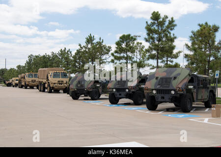 Houston, Texas, US. Août 30, 2017. HOUSTON, 30 août 2017 La Garde nationale de Houston à Lone Star Community College, à Cypress, Texas, États-Unis, le 30 août 2017. Ouragan de catégorie 4 Harvey a frappé vendredi soir dernier sur la côte du Texas, plus tard réduit à une tempête tropicale. La pluie torrentielle a été de déverser dans la région ainsi qu'une plus grande de Houston, ce qui se traduit par de fortes inondations et des dommages-intérêts. Crédit : Maria Lysaker/ZUMA/Alamy Fil Live News Banque D'Images