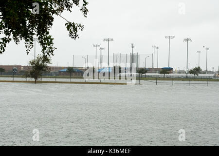 Houston, Texas, US. Août 30, 2017. HOUSTON, 30 août 2017 Les inondations à l'arrière de la Cypress Ranch High School de cyprès, Texas, États-Unis, le 26 août 2008, 27 en 2017. Après l'ouragan de catégorie 4 Harvey a frappé vendredi soir dernier sur la côte du Texas. Il a ensuite rétrogradé à une tempête tropicale. La pluie torrentielle, 35 pouces en quelques jours a été de déverser dans la région ainsi qu'une plus grande de Houston, ce qui a entraîné des inondations massives et des dommages-intérêts. Crédit : Maria Lysaker/ZUMA/Alamy Fil Live News Banque D'Images