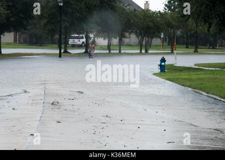 Houston, Texas, US. Août 30, 2017. HOUSTON, 30 août 2017 un homme sur l'inondation des rues en cyprès, Texas, États-Unis, le 26 août 2008, 27 en 2017. Après l'ouragan de catégorie 4 Harvey a frappé vendredi soir dernier sur la côte du Texas. Il a ensuite rétrogradé à une tempête tropicale. La pluie torrentielle, 35 pouces en quelques jours, a été de déverser dans la région ainsi qu'une plus grande de Houston, ce qui a entraîné des inondations massives et des dommages-intérêts. Crédit : Maria Lysaker/ZUMA/Alamy Fil Live News Banque D'Images