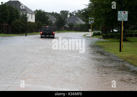 Houston, Texas, US. Août 30, 2017. HOUSTON, 30 août 2017 Inondations en cyprès, Texas, États-Unis, le 26 août 2008, 27 en 2017. Après l'ouragan de catégorie 4 Harvey a frappé vendredi soir dernier sur la côte du Texas. Il a ensuite rétrogradé à une tempête tropicale. La pluie torrentielle, 35 pouces en quelques jours, a été de déverser dans la région ainsi qu'une plus grande de Houston, ce qui a entraîné des inondations massives et des dommages-intérêts. Crédit : Maria Lysaker/ZUMA/Alamy Fil Live News Banque D'Images