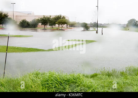 Houston, Texas, US. Août 30, 2017. HOUSTON, 30 août 2017 Les inondations dans le Comté de Harris sur Horsepen Cypress Creek, Texas, États-Unis, le 26 août 2008, 27 en 2017. Après l'ouragan de catégorie 4 Harvey a frappé vendredi soir dernier sur la côte du Texas. Il a ensuite rétrogradé à une tempête tropicale. La pluie torrentielle, 35 pouces en quelques jours, a été de déverser dans la région ainsi qu'une plus grande de Houston, ce qui a entraîné des inondations massives et des dommages-intérêts. Crédit : Maria Lysaker/ZUMA/Alamy Fil Live News Banque D'Images