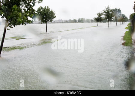 Houston, Texas, US. Août 30, 2017. HOUSTON, 30 août 2017 Les inondations dans le Comté de Harris Vice-Darren Goforth Park sur Horsepen Cypress Creek, Texas, États-Unis, le 26 août 2008, 27 en 2017. Après l'ouragan de catégorie 4 Harvey a frappé vendredi soir dernier sur la côte du Texas. Il a ensuite rétrogradé à une tempête tropicale. La pluie torrentielle, 35 pouces en quelques jours, a été de déverser dans la région ainsi qu'une plus grande de Houston, ce qui a entraîné des inondations massives et des dommages-intérêts. Crédit : Maria Lysaker/ZUMA/Alamy Fil Live News Banque D'Images