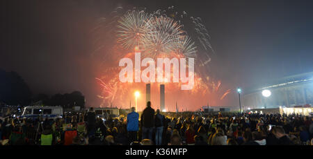 Berlin, Allemagne. 06Th Sep 2017. Les internautes regardent le début de la concurrence d'artifice Pyronale au Stade Olympique de Berlin, Allemagne, 01 septembre 2017. Photo : Paul Zinken/dpa/Alamy Live News Banque D'Images