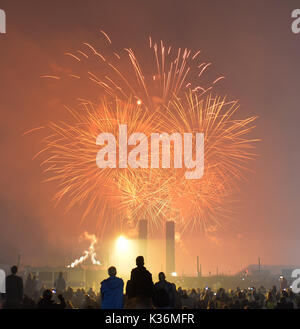 Berlin, Allemagne. 06Th Sep 2017. Les internautes regardent le début de la concurrence d'artifice Pyronale au Stade Olympique de Berlin, Allemagne, 01 septembre 2017. Photo : Paul Zinken/dpa/Alamy Live News Banque D'Images