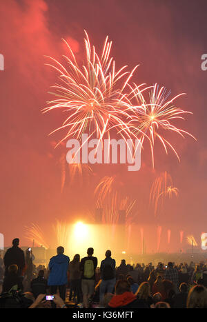 Berlin, Allemagne. 06Th Sep 2017. dpatop - les internautes regardent le début de la concurrence d'artifice Pyronale au Stade Olympique de Berlin, Allemagne, 01 septembre 2017. Photo : Paul Zinken/dpa/Alamy Live News Banque D'Images