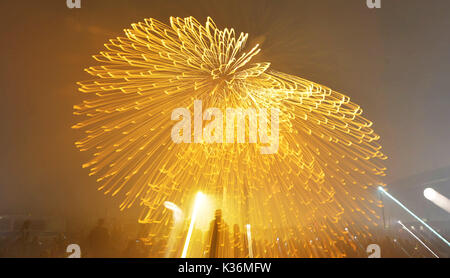 Berlin, Allemagne. 06Th Sep 2017. Les internautes regardent le début de la concurrence d'artifice Pyronale au Stade Olympique de Berlin, Allemagne, 01 septembre 2017. Photo : Paul Zinken/dpa/Alamy Live News Banque D'Images