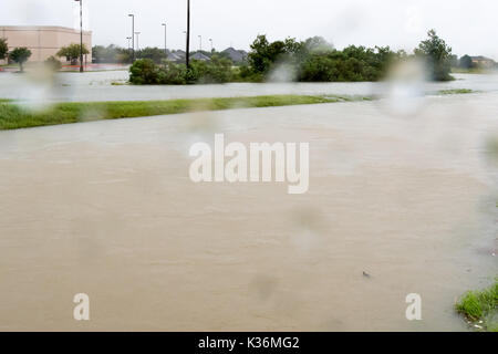 Houston, Texas, US. Août 30, 2017. HOUSTON, 30 août 2017 Les inondations dans le Comté de Harris sur Horsepen Cypress Creek, Texas, États-Unis, le 26 août 2008, 27 en 2017. Après l'ouragan de catégorie 4 Harvey a frappé vendredi soir dernier sur la côte du Texas. Il a ensuite rétrogradé à une tempête tropicale. La pluie torrentielle, 35 pouces en quelques jours, a été de déverser dans la région ainsi qu'une plus grande de Houston, ce qui a entraîné des inondations massives et des dommages-intérêts. Crédit : Maria Lysaker/ZUMA/Alamy Fil Live News Banque D'Images